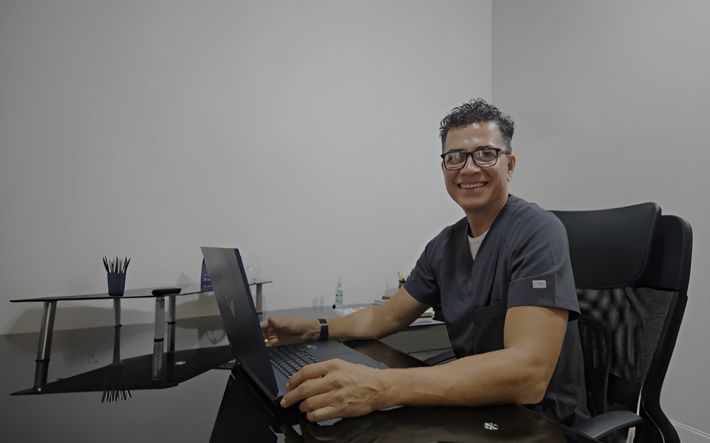 Dr. luis en su oficina